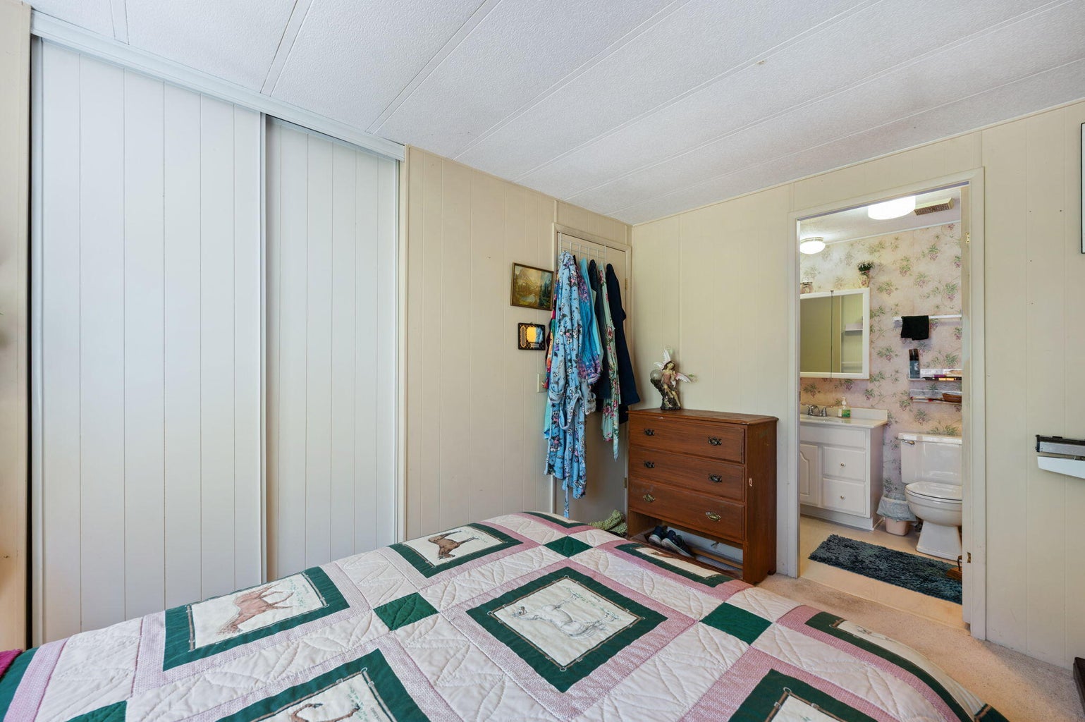 Second bedroom w/ bathroom
