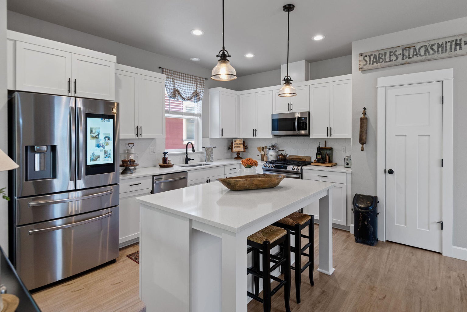 Photo of 936 E Black Butte Avenue 10 of 36