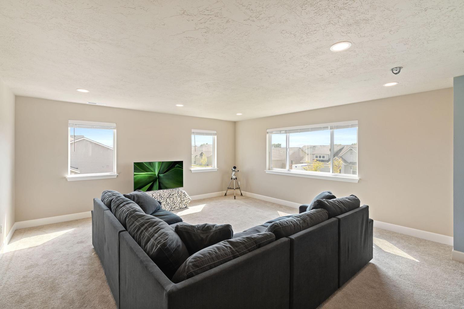 Photo of 280 NW Double Eagle Avenue 5 of 36