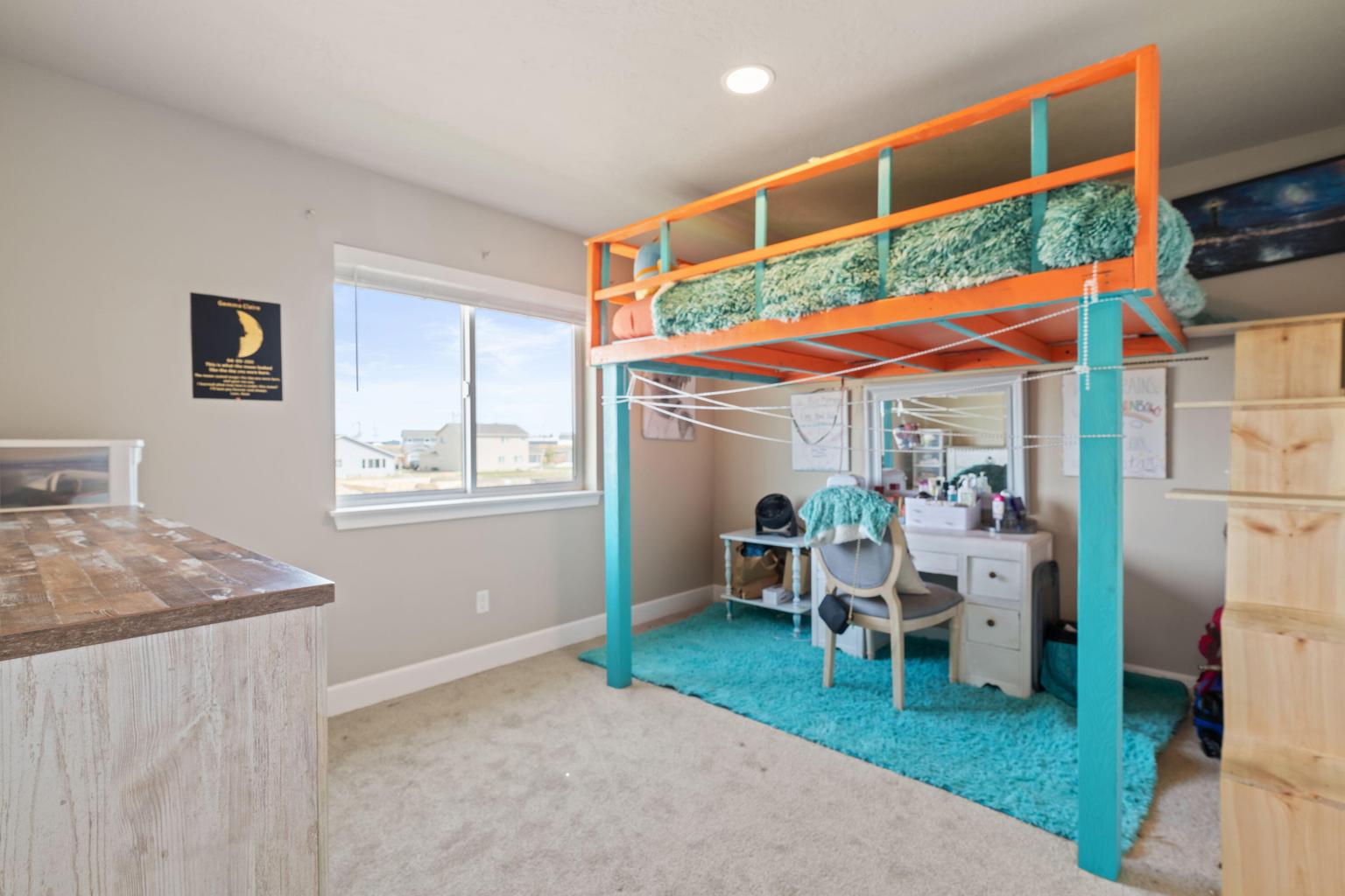 Photo of 280 NW Double Eagle Avenue 7 of 36