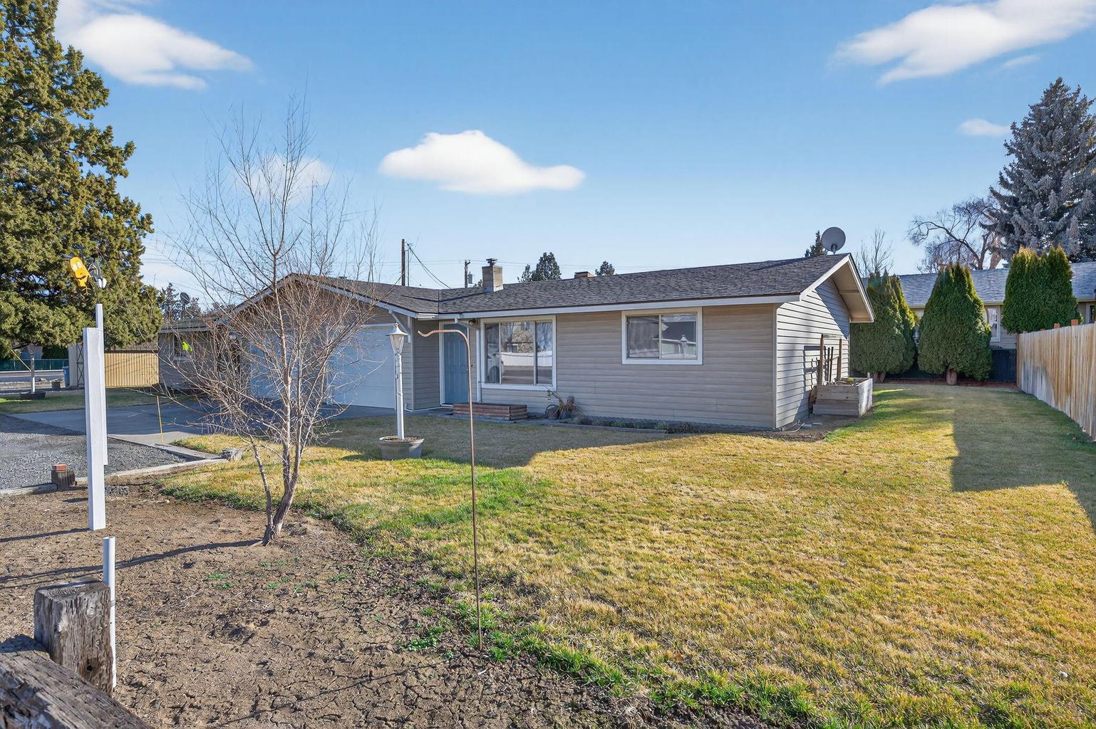 Photo of 2412 SW Wickiup Avenue 3 of 46