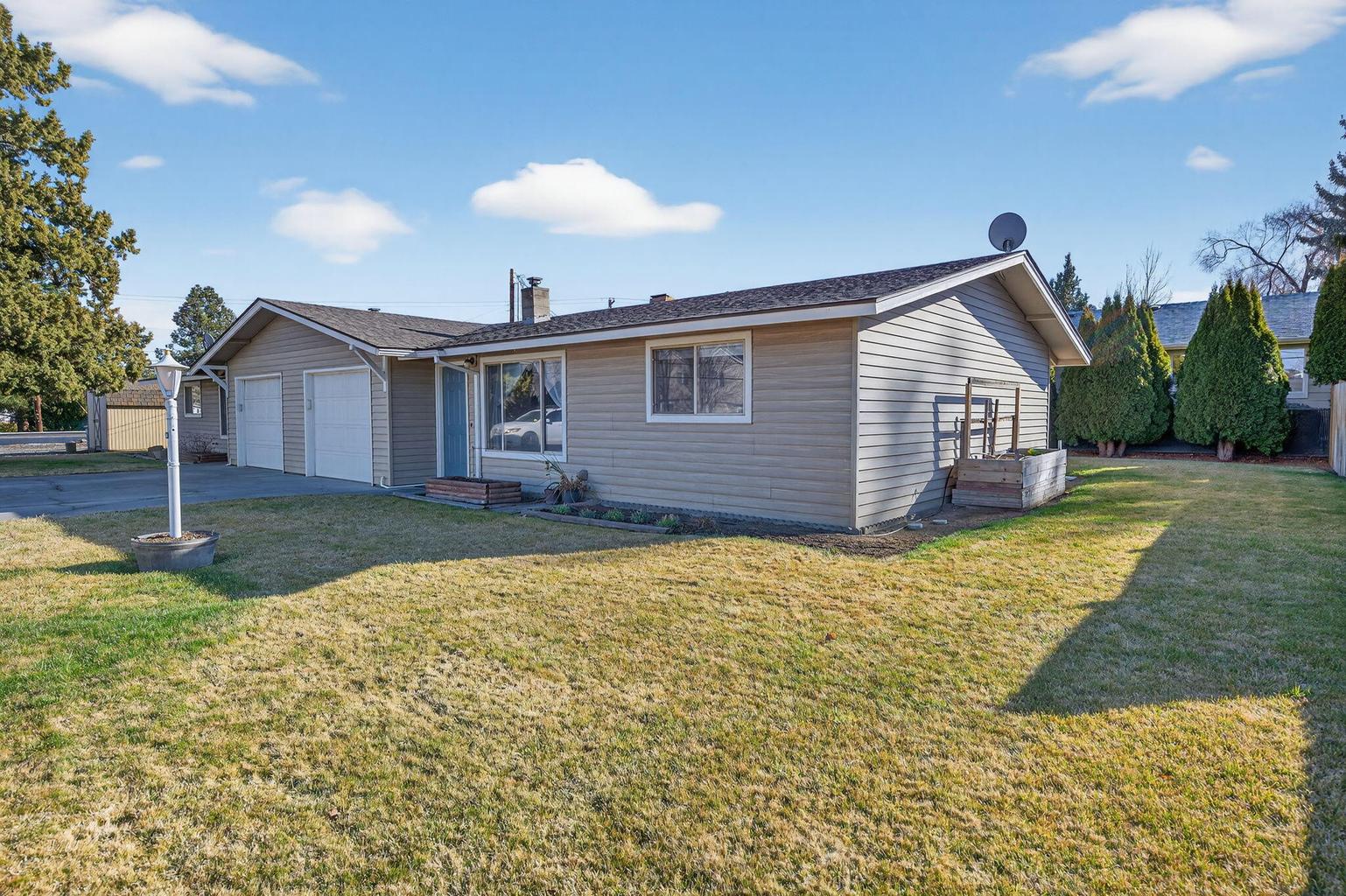 Photo of 2412 SW Wickiup Avenue 4 of 46