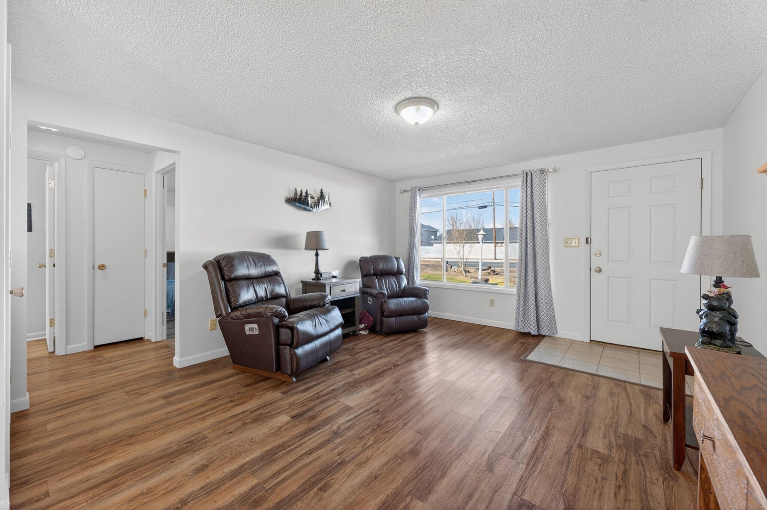 Photo of 2412 SW Wickiup Avenue 5 of 46