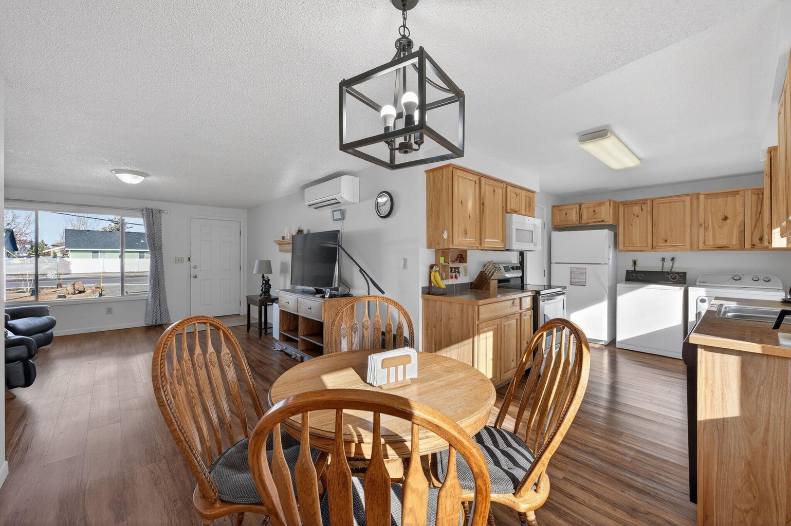 Photo of 2412 SW Wickiup Avenue 6 of 46
