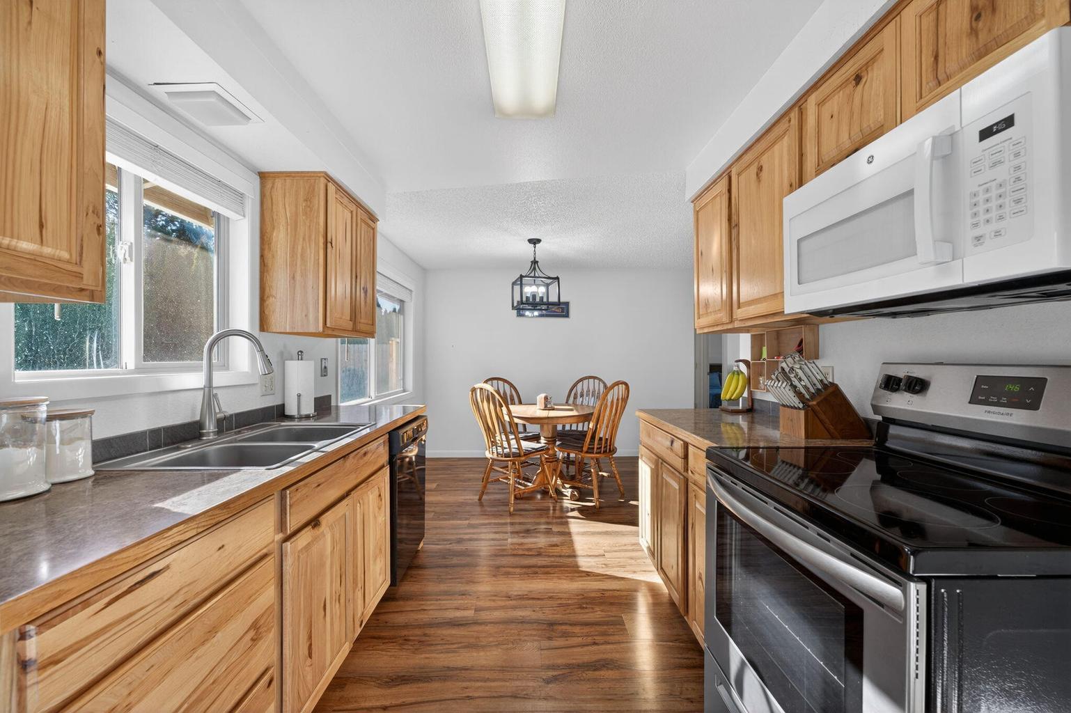 Photo of 2412 SW Wickiup Avenue 11 of 46