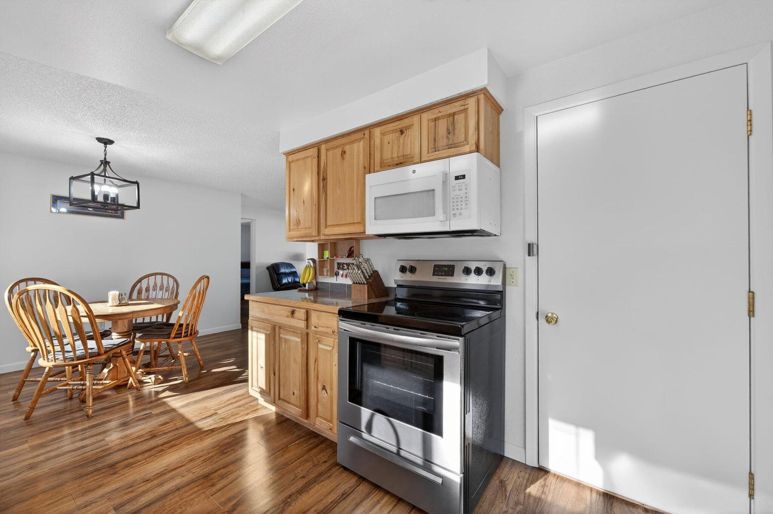 Photo of 2412 SW Wickiup Avenue 12 of 46