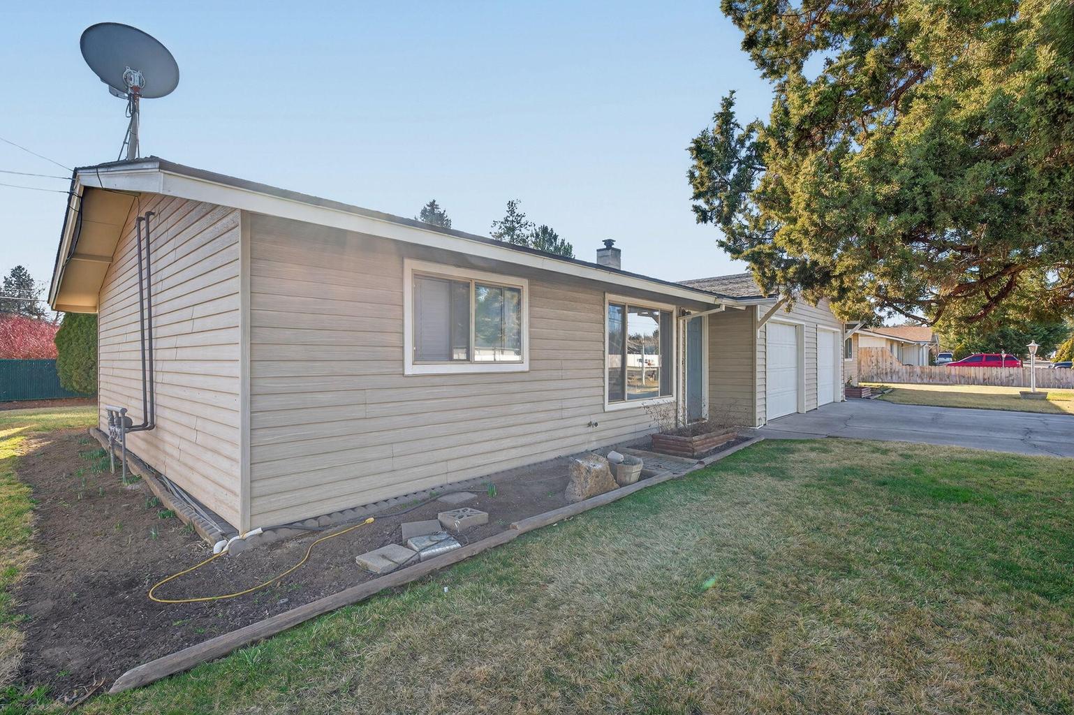 Photo of 2412 SW Wickiup Avenue 30 of 46