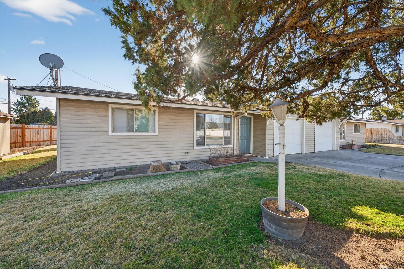 Photo of 2412 SW Wickiup Avenue 31 of 46