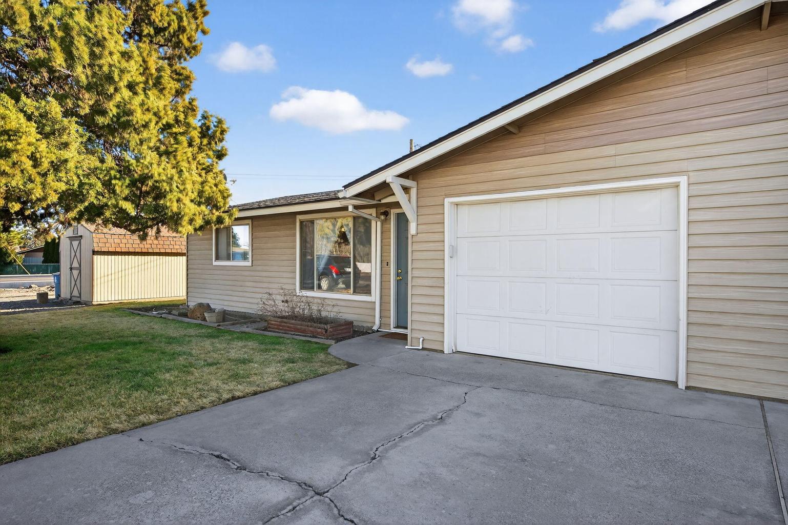 Photo of 2412 SW Wickiup Avenue 32 of 46