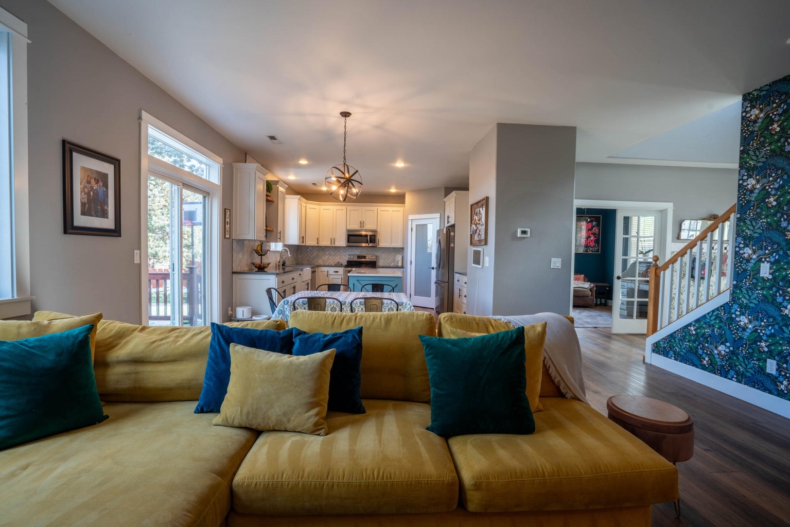Photo of 1334 SW Rimrock Way 11 of 57