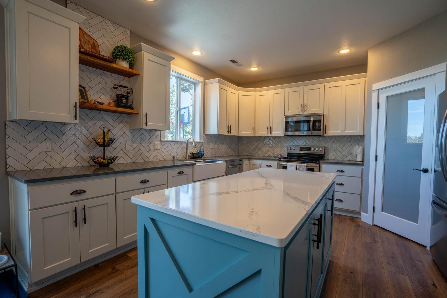 Photo of 1334 SW Rimrock Way 16 of 57