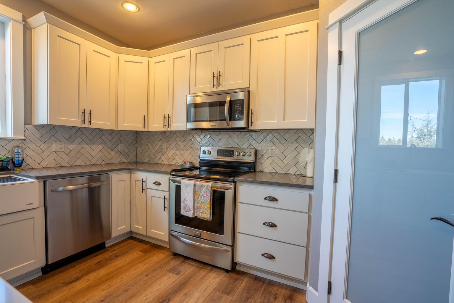 Photo of 1334 SW Rimrock Way 17 of 57