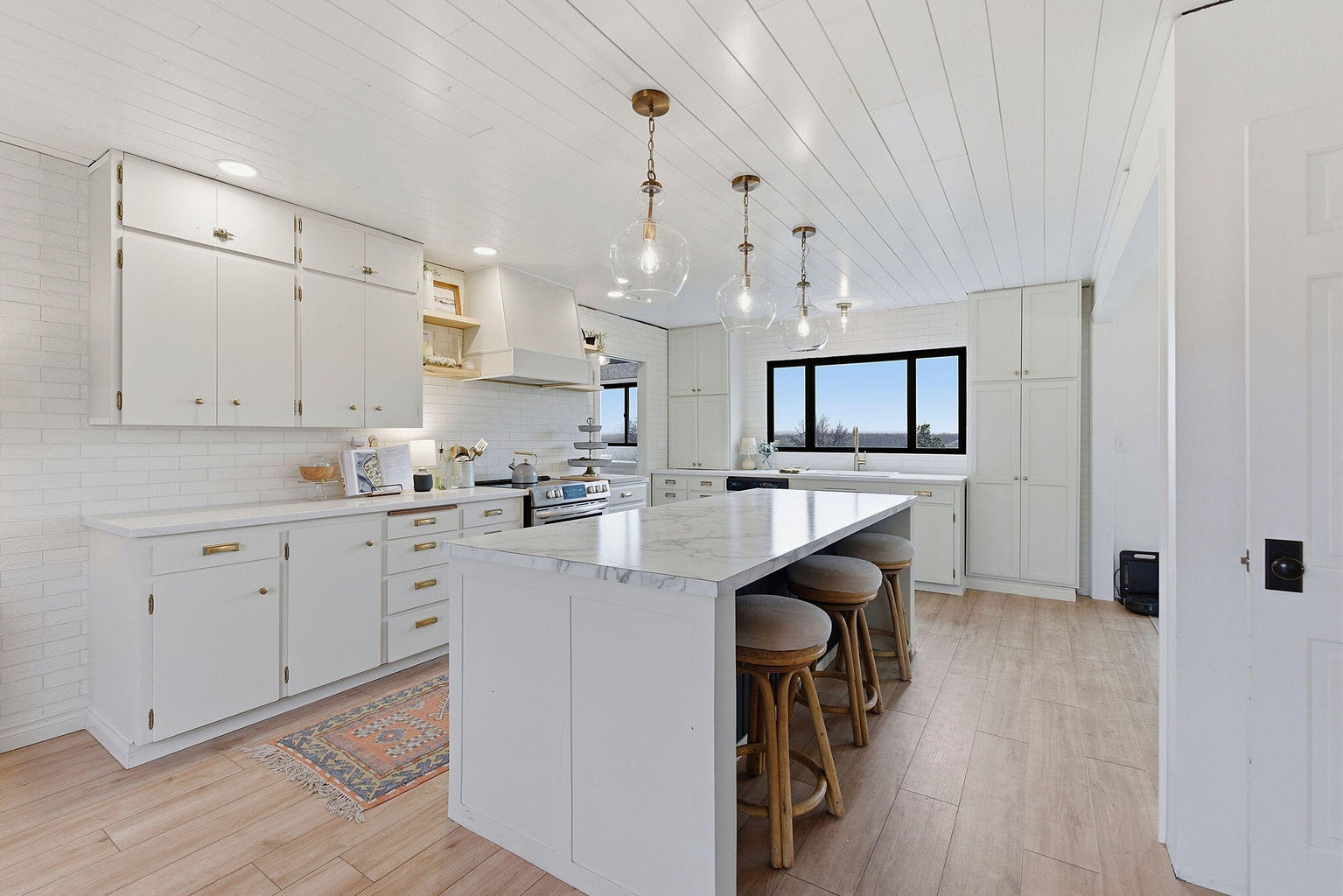 Beautiful Kitchen with Island