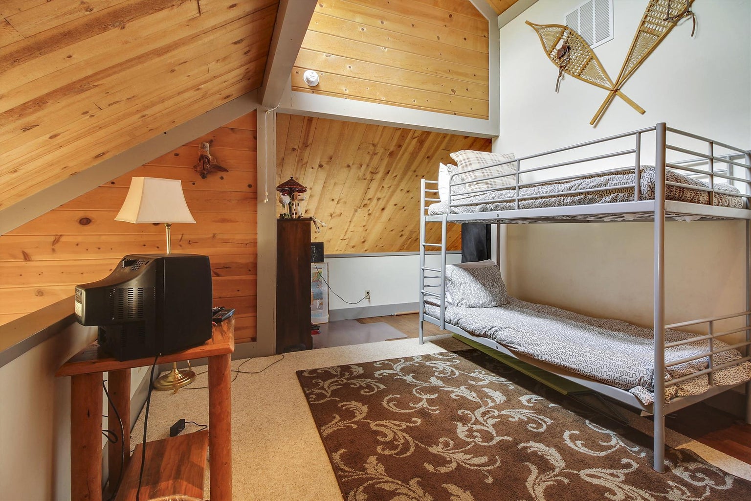 Loft with bunk beds: the ultimate kid-approved hideaway.