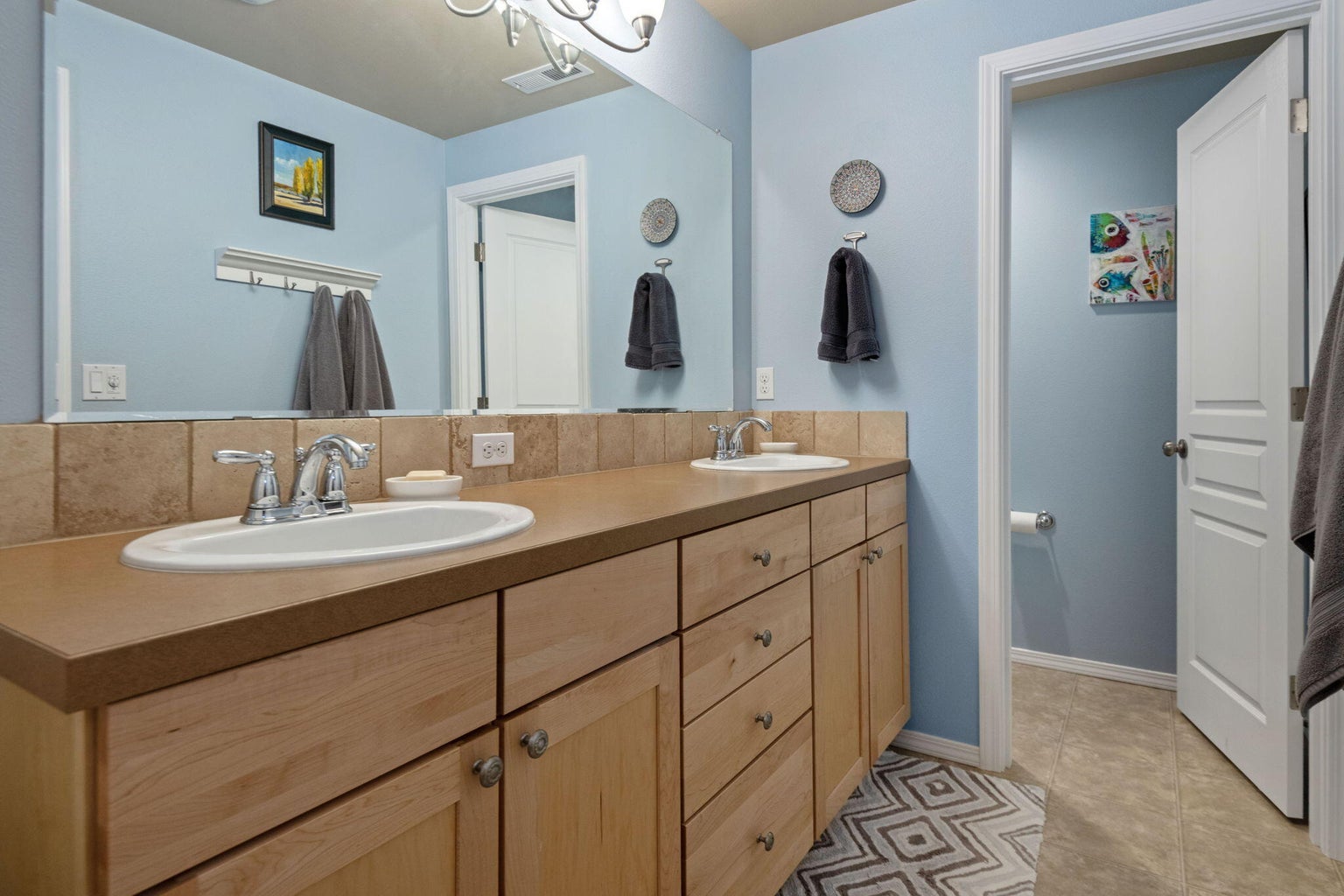 Photo of 720 N Hindeman Street 13 of 25