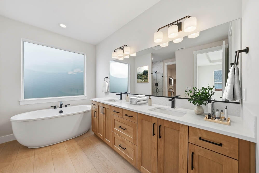 Primary bath with virtual staging