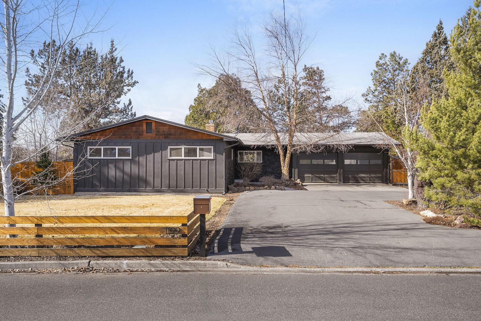 Photo of 1199 SW Canyon Drive 1 of 70