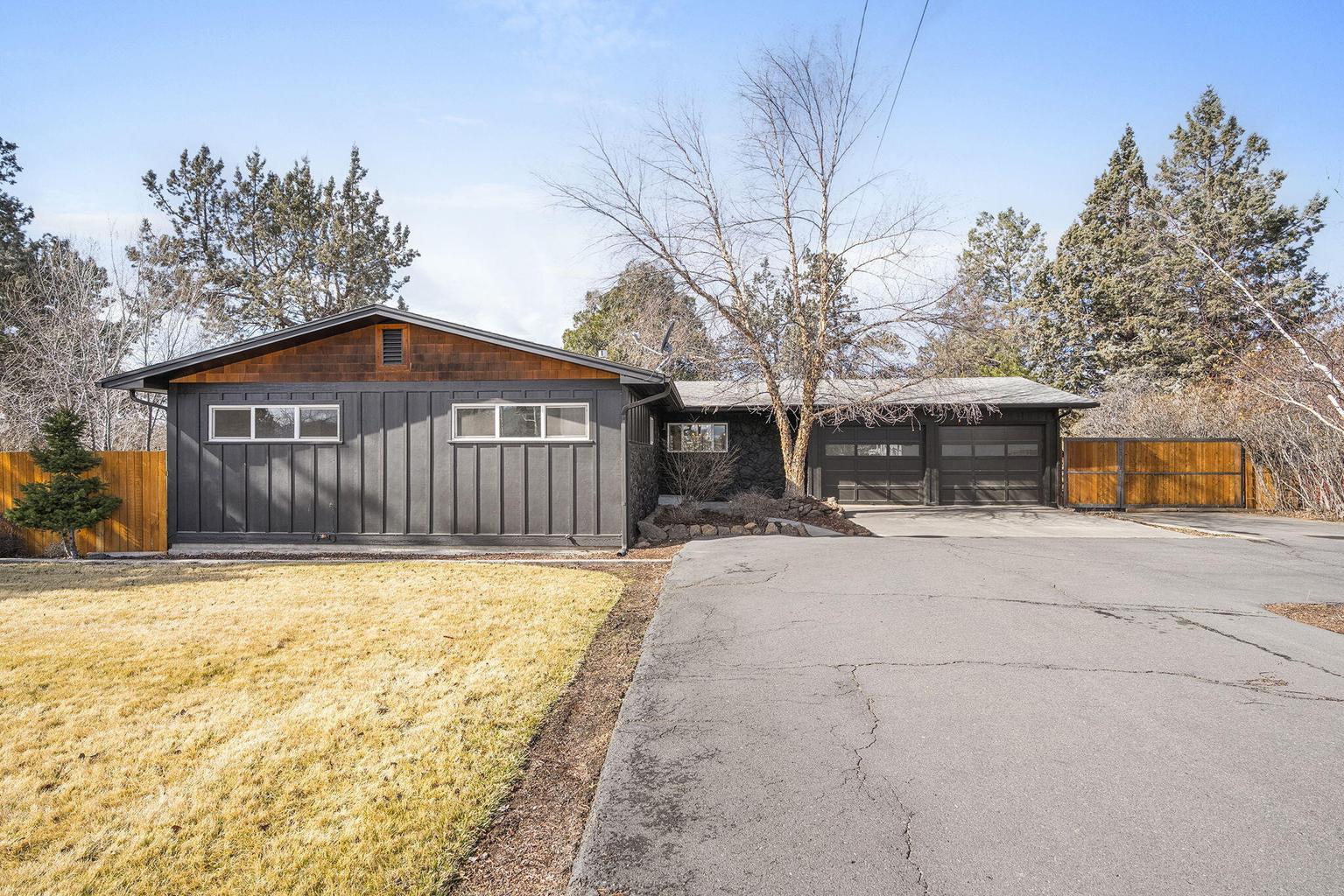 Photo of 1199 SW Canyon Drive 2 of 70