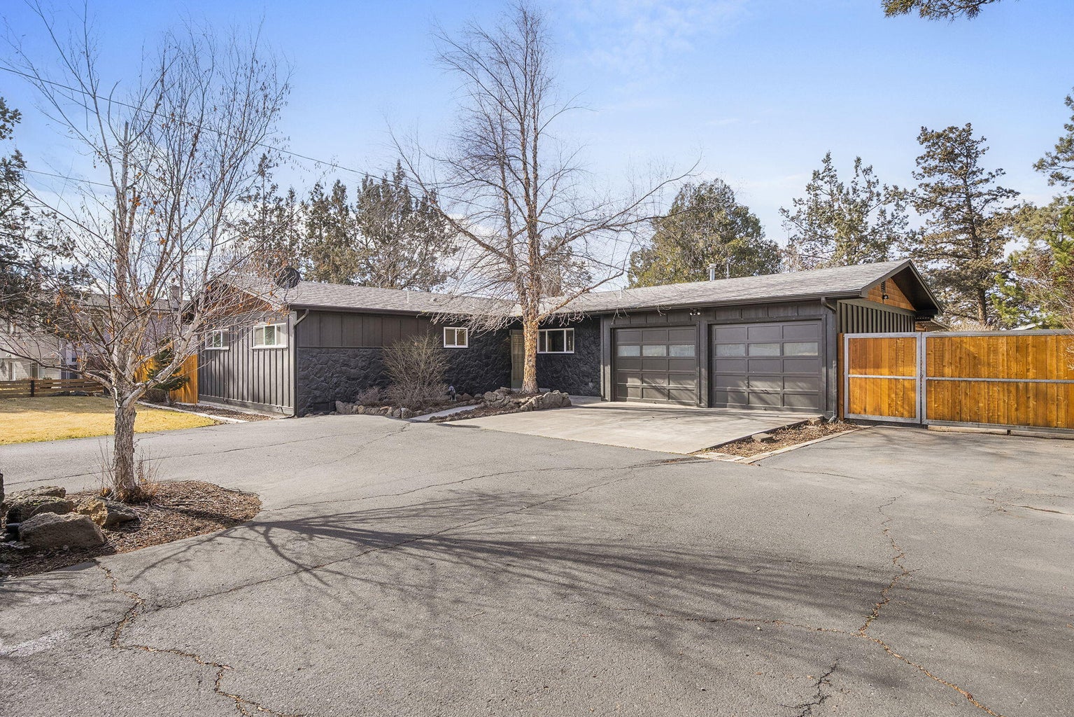 Photo of 1199 SW Canyon Drive 3 of 70