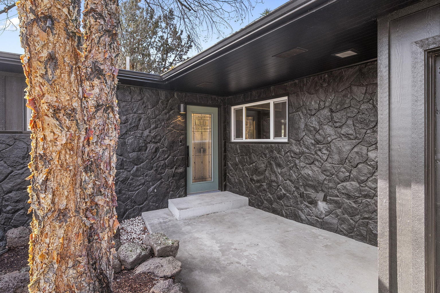Photo of 1199 SW Canyon Drive 4 of 70