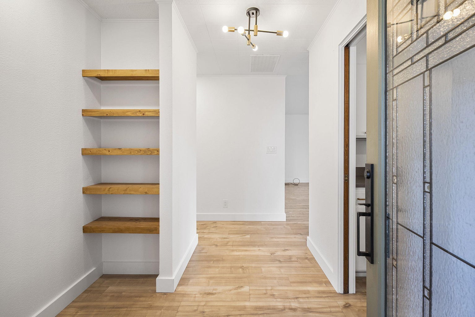 Photo of 1199 SW Canyon Drive 5 of 70