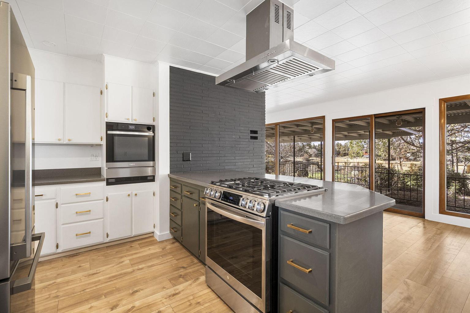 Photo of 1199 SW Canyon Drive 21 of 70