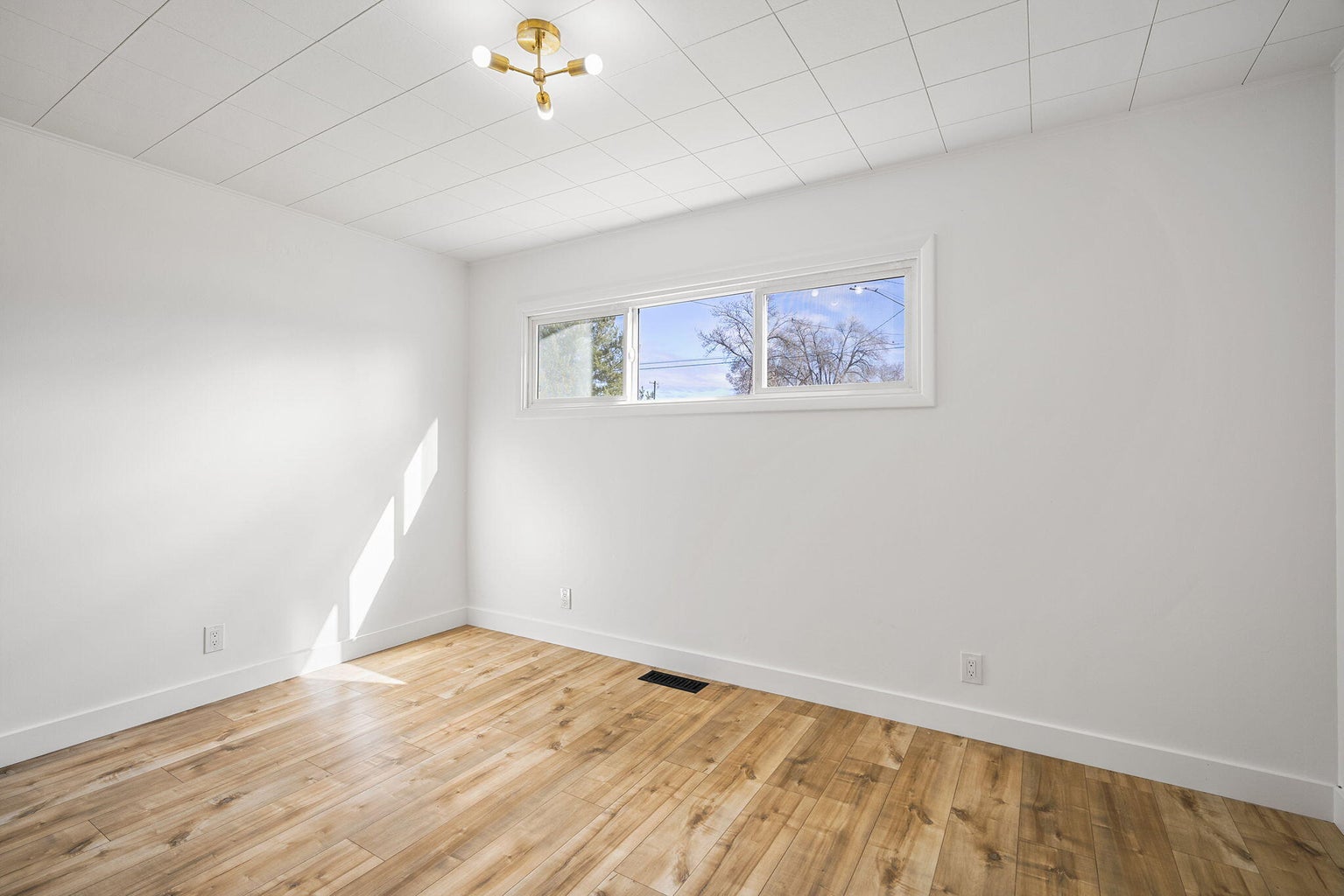 Photo of 1199 SW Canyon Drive 23 of 70