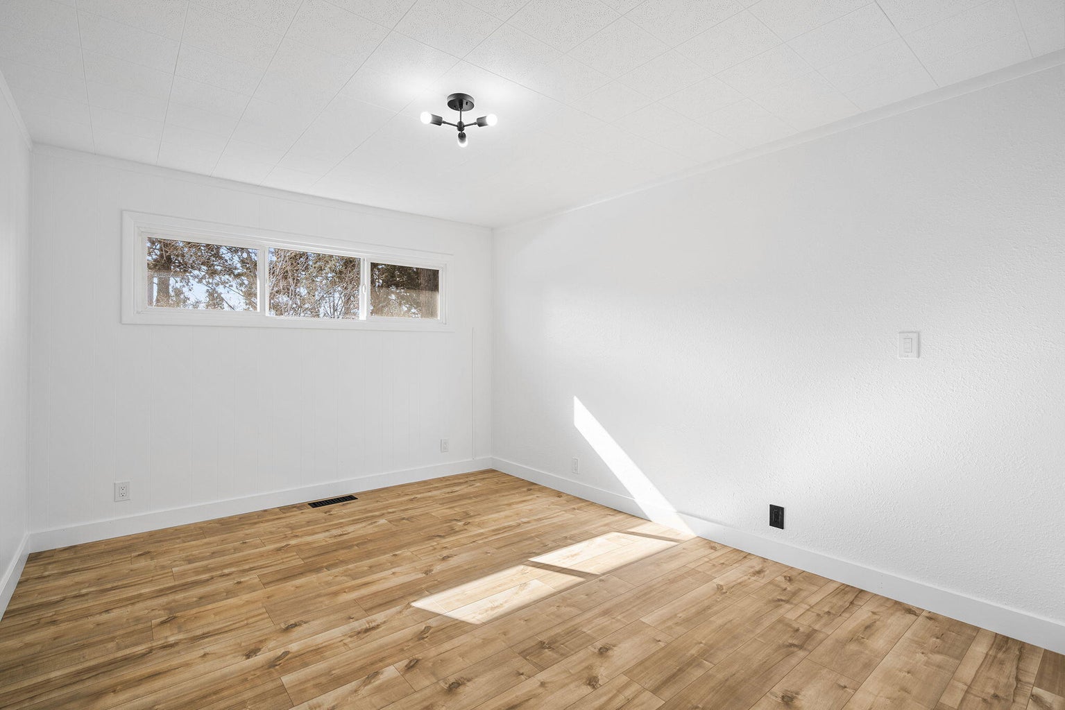 Photo of 1199 SW Canyon Drive 25 of 70