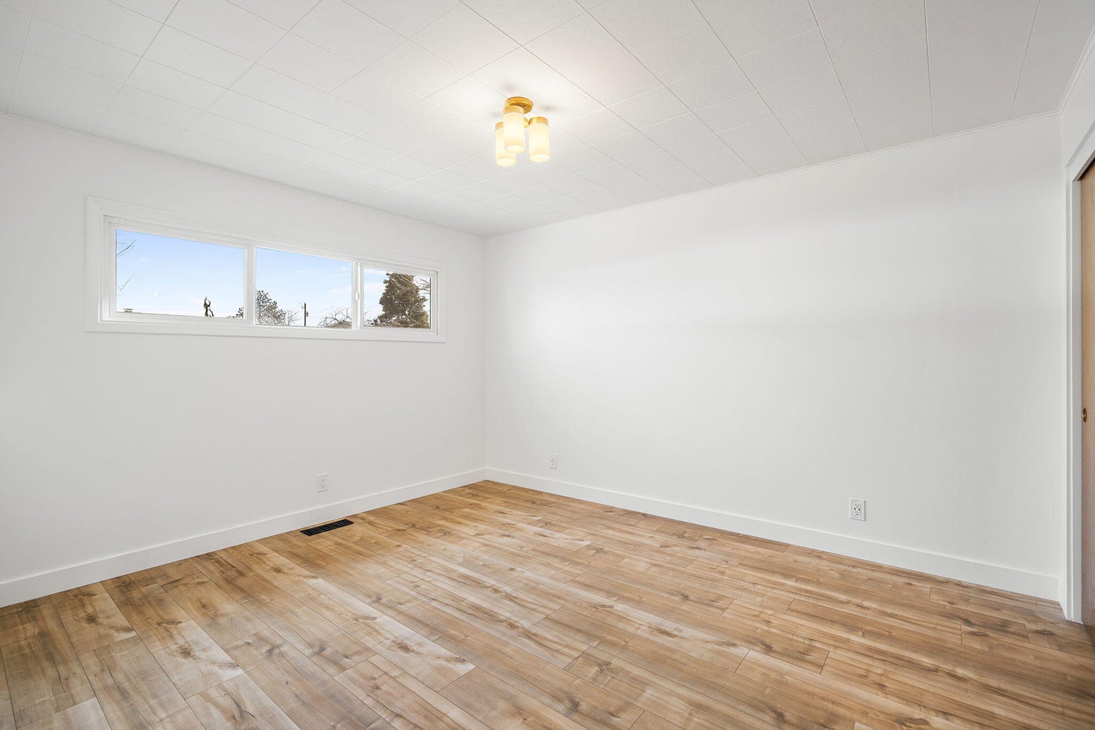 Photo of 1199 SW Canyon Drive 26 of 70