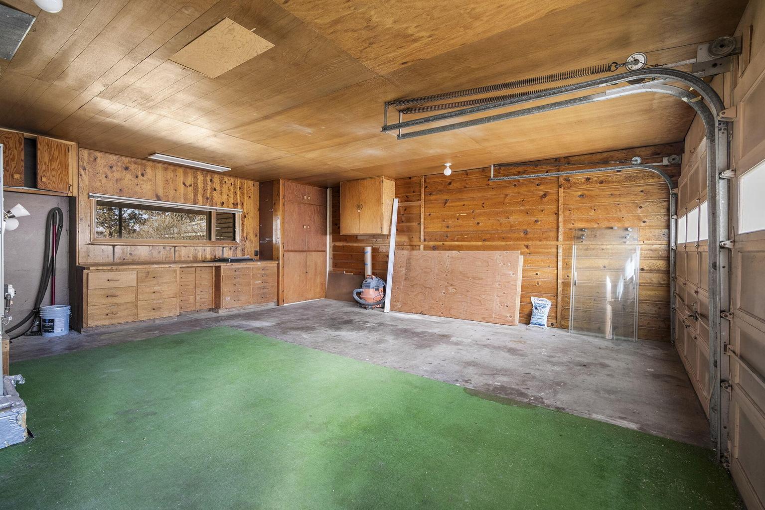 Photo of 1199 SW Canyon Drive 30 of 70