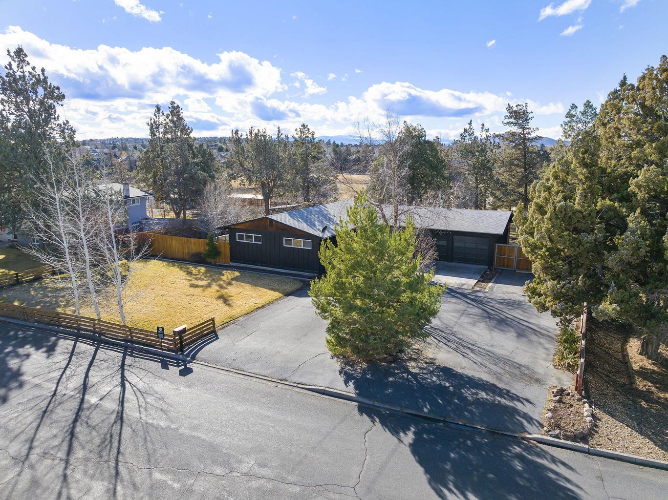 Photo of 1199 SW Canyon Drive 53 of 70