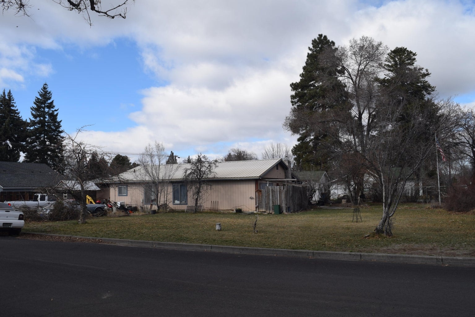Photo of 553 SW 12th Street 1 of 2