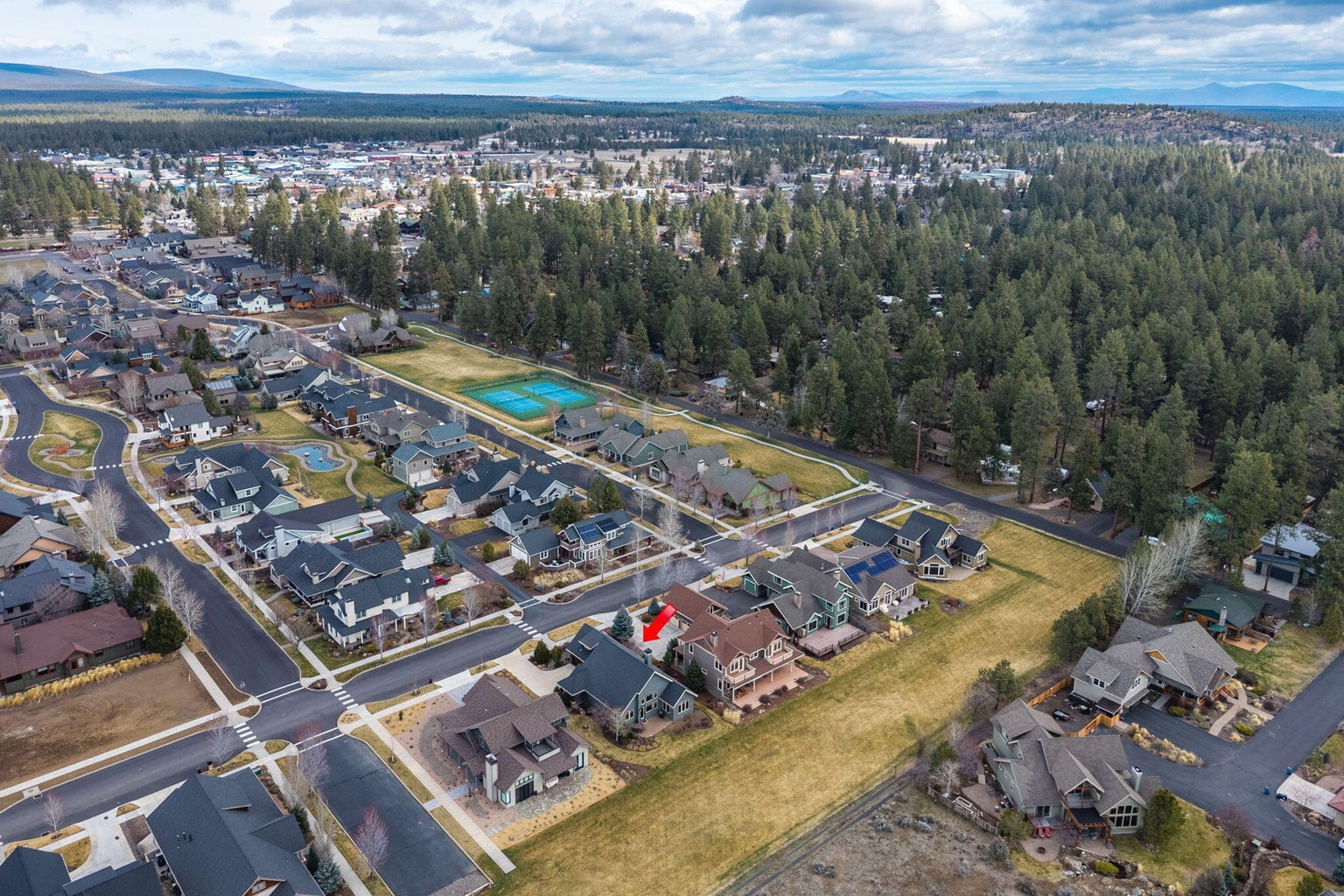 Red arrow is the home, green sport courts are just aroud the corner!