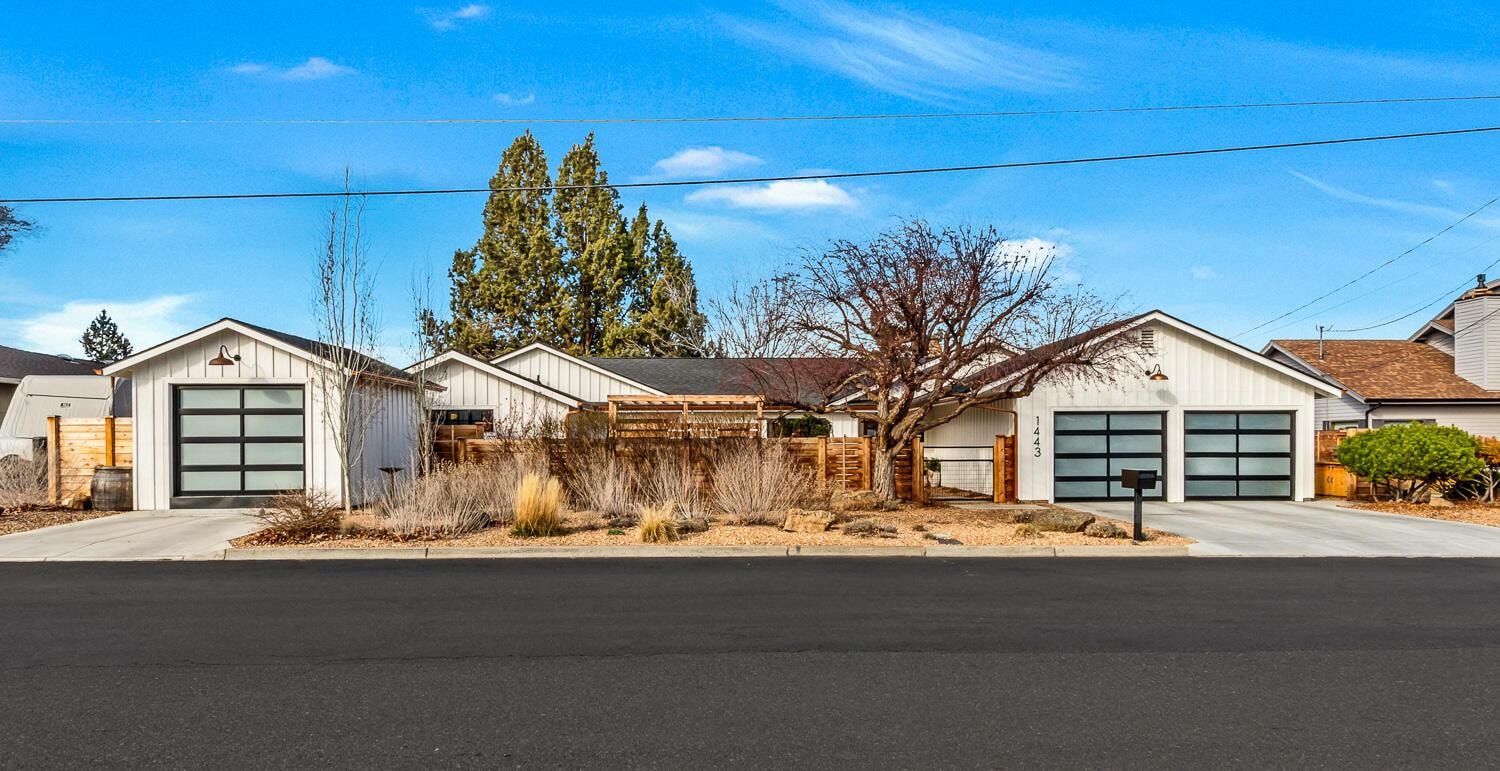 Photo of 1443 SW Canyon Drive 4 of 62