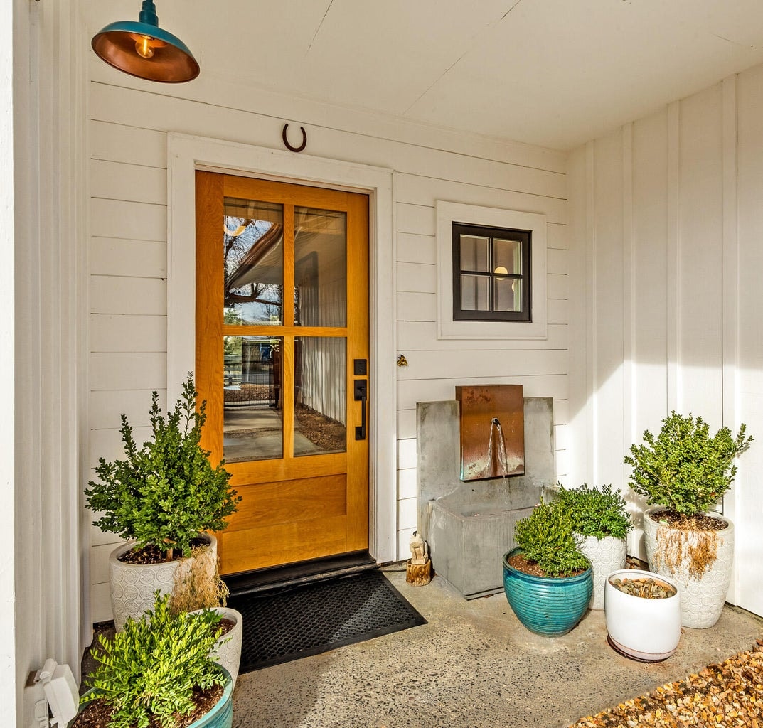 Photo of 1443 SW Canyon Drive 7 of 62