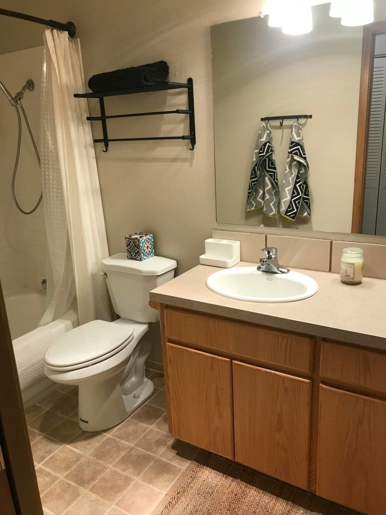Suite 2 Full Bathroom