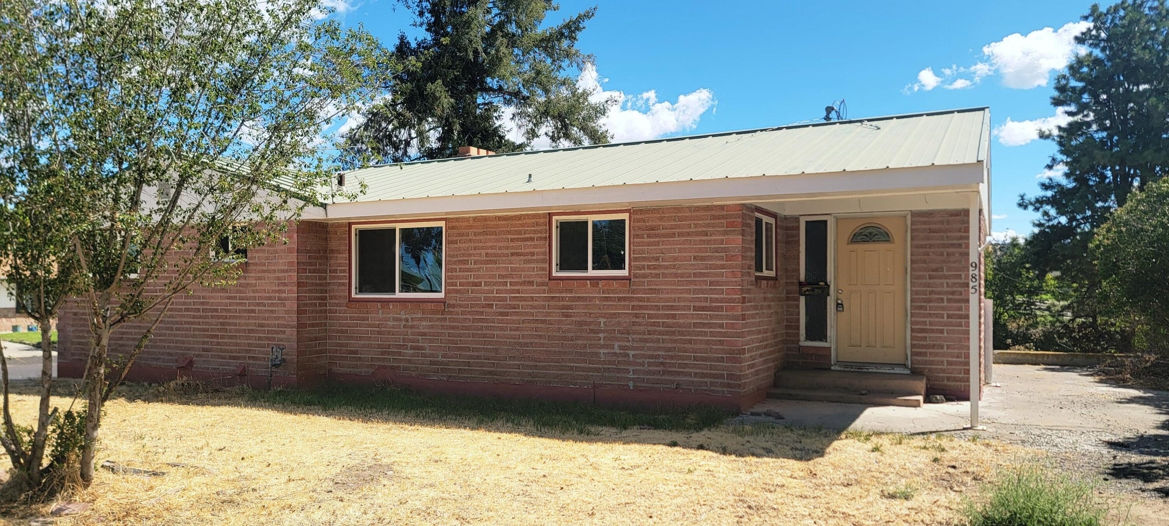 Photo of 985 NE Crest Drive 1 of 10