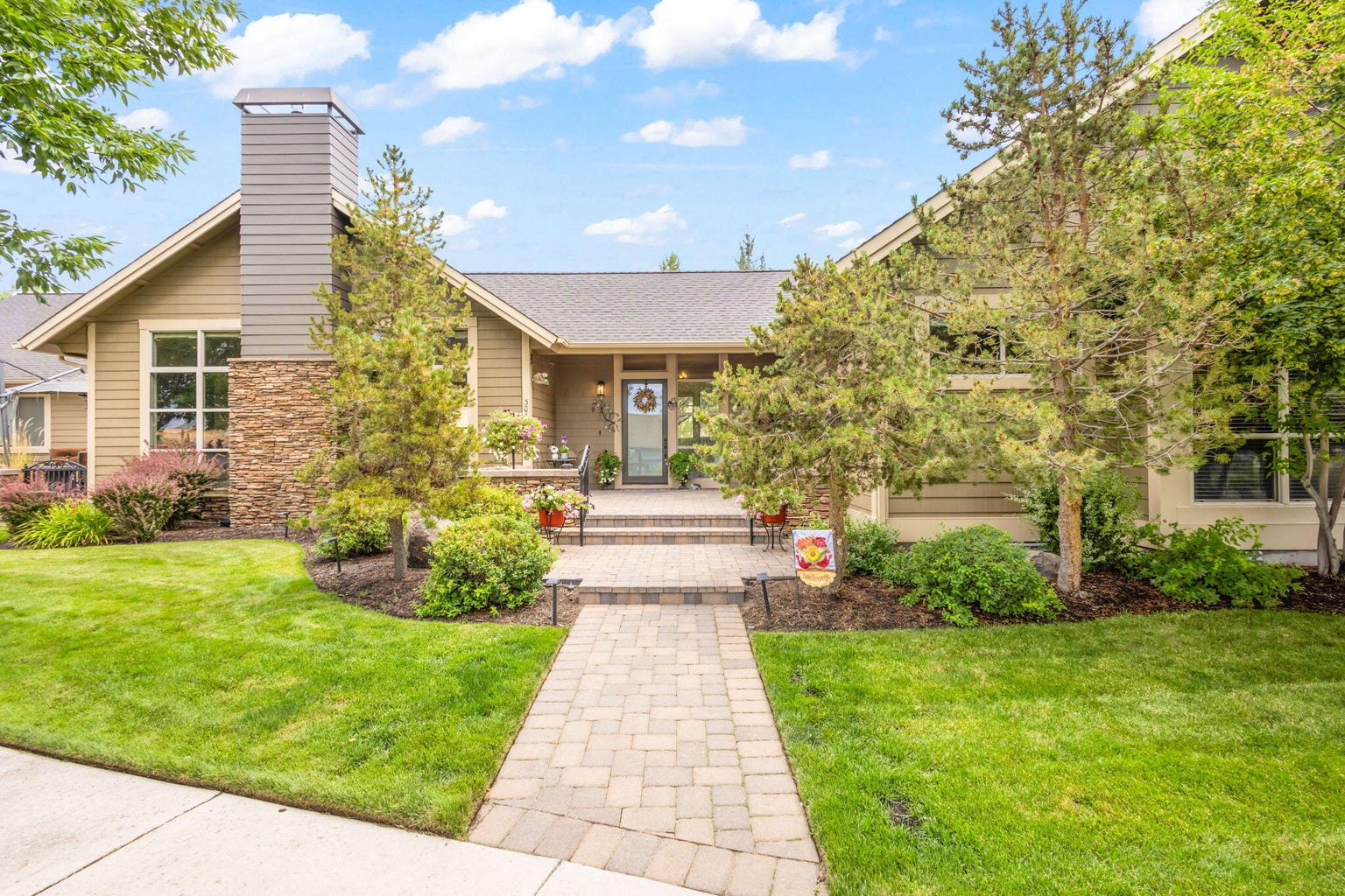 Photo of 301 SE Larkspur Drive 1 of 49