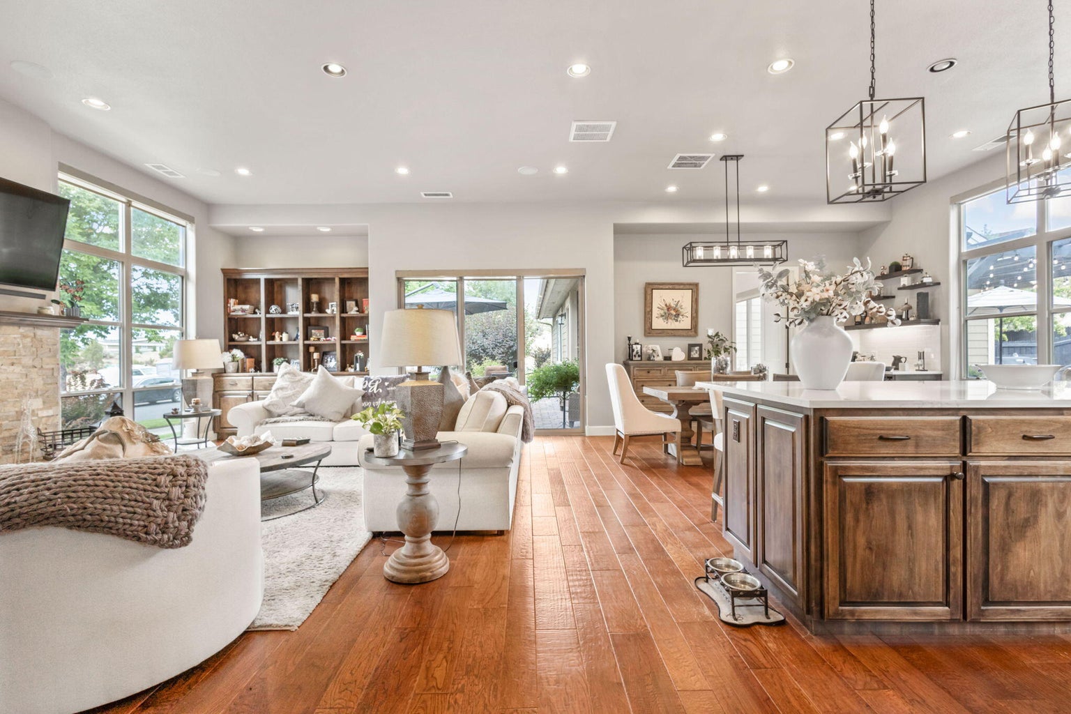 Photo of 301 SE Larkspur Drive 4 of 49