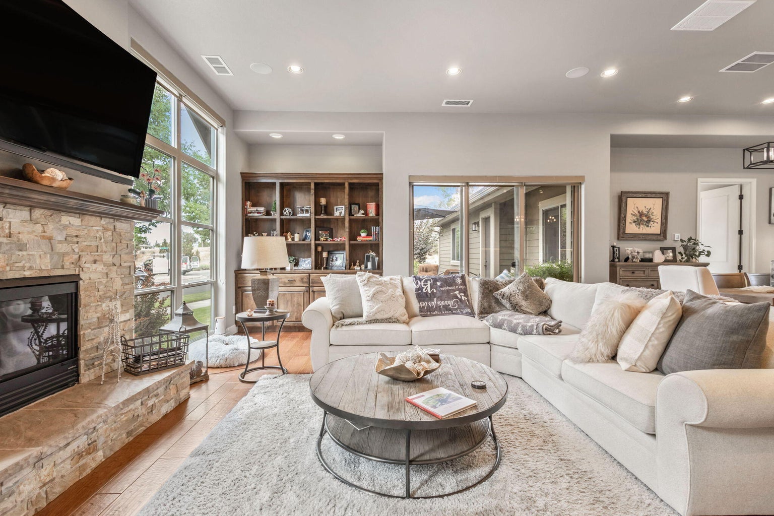 Photo of 301 SE Larkspur Drive 6 of 49