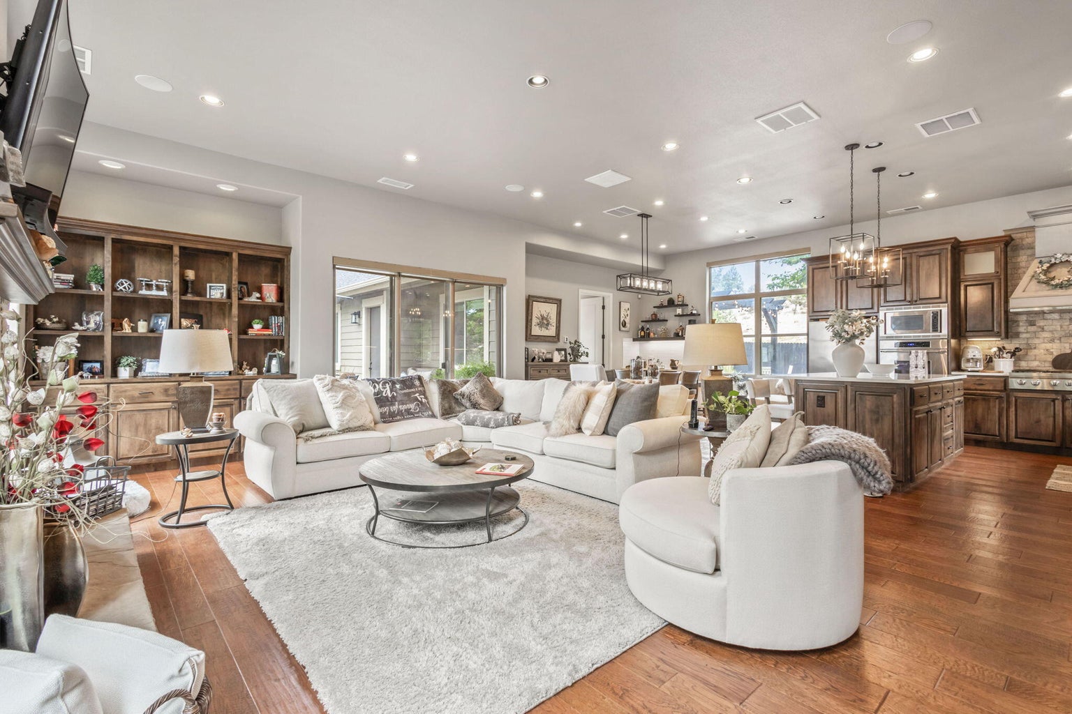 Photo of 301 SE Larkspur Drive 7 of 49