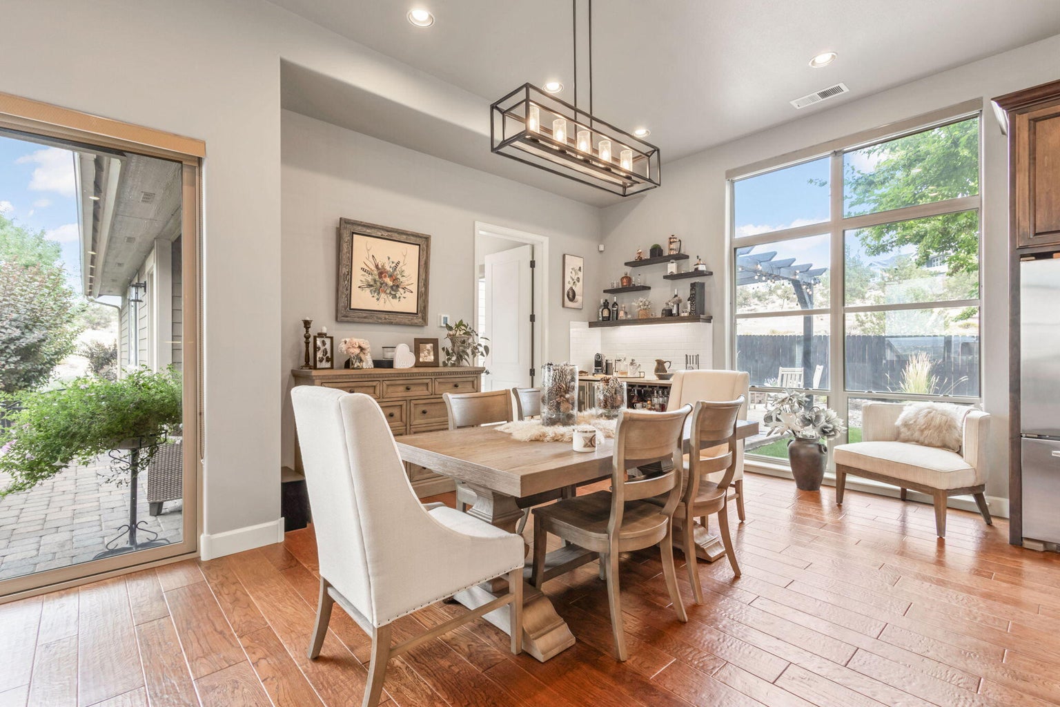 Photo of 301 SE Larkspur Drive 8 of 49