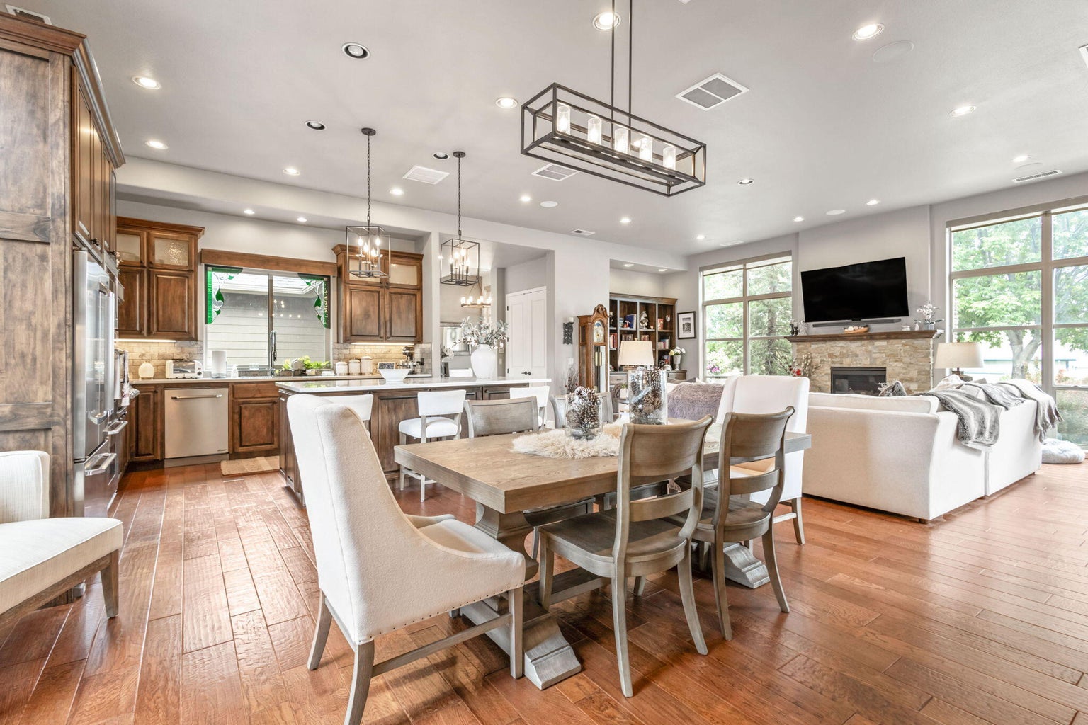 Photo of 301 SE Larkspur Drive 9 of 49