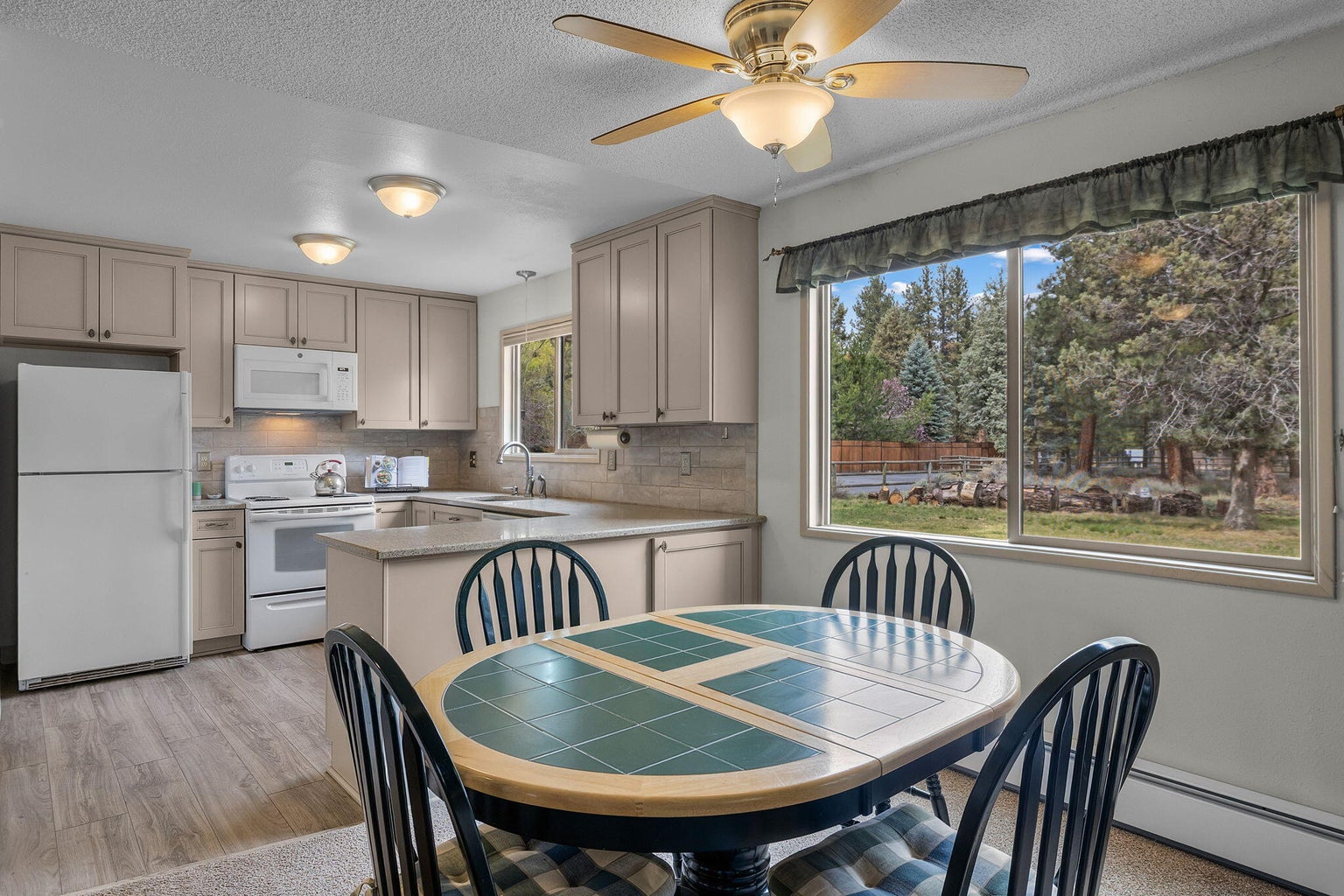 Plenty of room for Family & Friends and the cook is included!