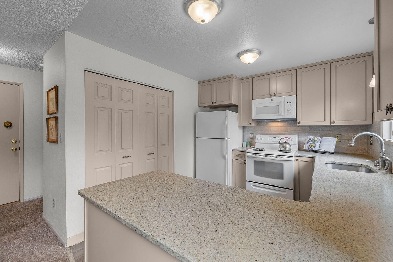 Photo of 807 E Desperado Trail 27 of 34
