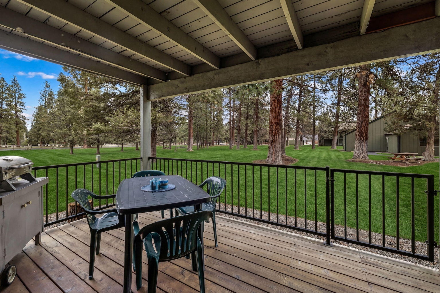 2 BBQs to help you plan a feast and enjoy this setting year round!