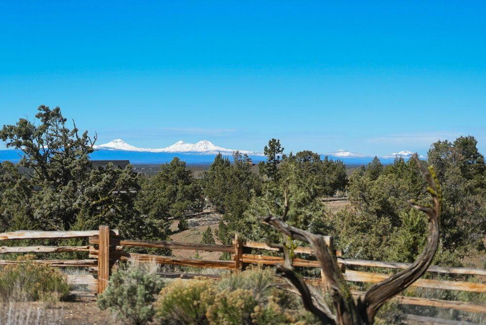 Panoramic views of the mountain range in each direction