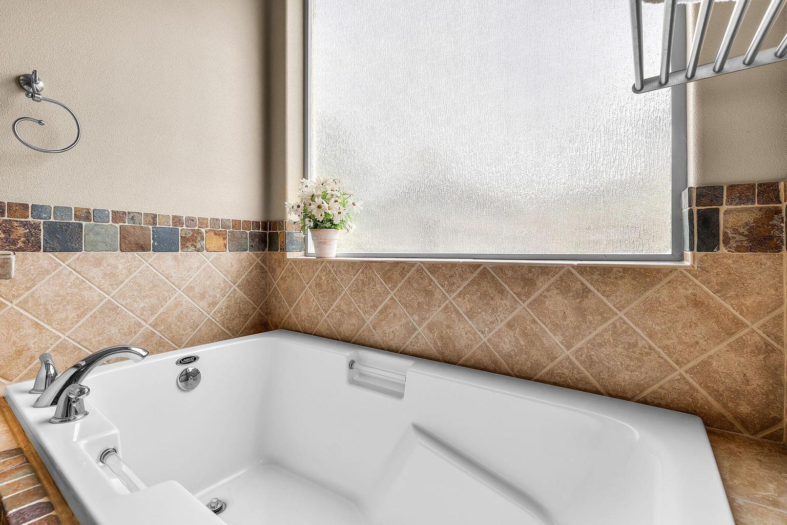 Soaking tub with large panel privacy glass