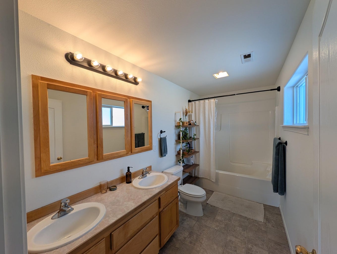 Photo of 2475 NE 7th Lane 12 of 22