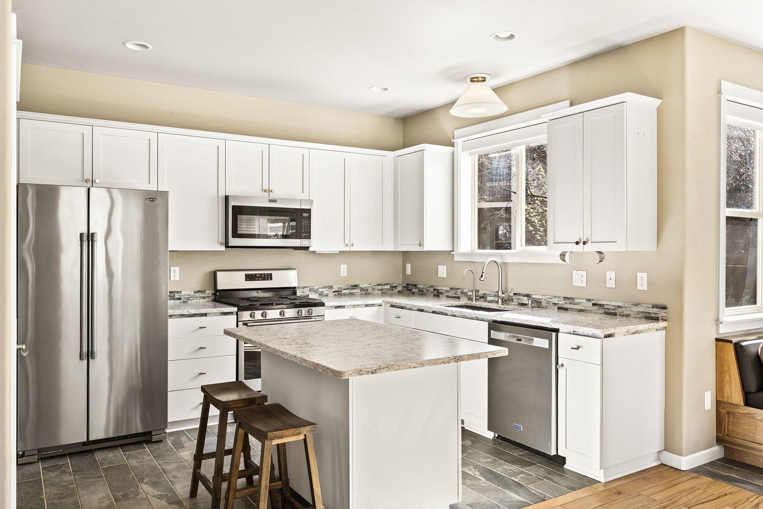 Photo of 63063 Angler Avenue 2 of 39